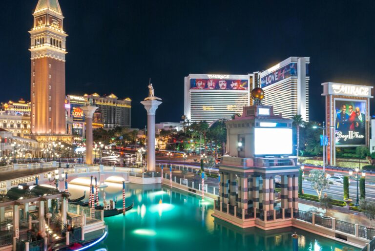 Las Vegas, Phoenix Face Hundred Degree Heat